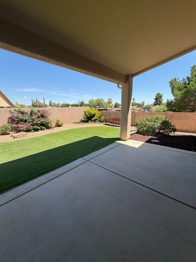 Building Photo - Large Family Home with SOLAR and Landscaping Maintenance Included!!