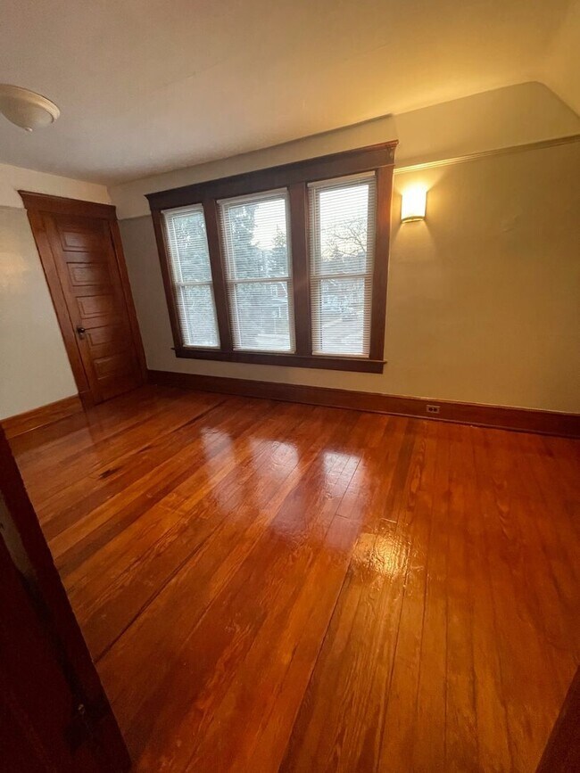 Building Photo - Three Bedroom House on Main St! | Parking, Laundry, and Central Air