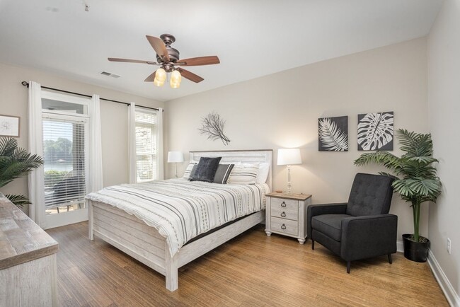 Building Photo - Fully furnished waterfront three-bedroom/ ...