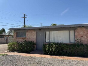 Building Photo - 1 Bedroom with private yard