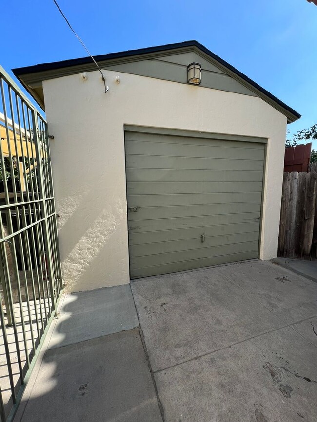 Building Photo - Charming Remodeled 2 Bed/1 Bath Home in Sa...