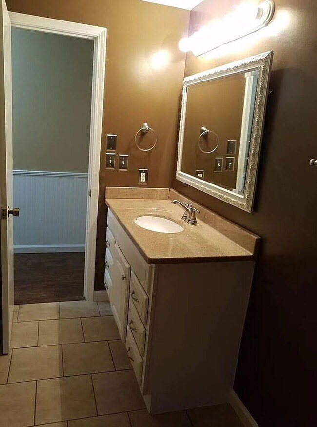 Building Photo - "Charming 3-Bedroom Home in Anderson with Modern Comforts!"