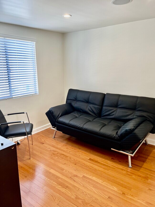 Loft Lounge Area - 31 N Venice Blvd