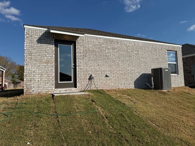 Building Photo - Now Pre-Leasing — Comfortable 3 Bedroom, 2 Bath Living in Barberry Court