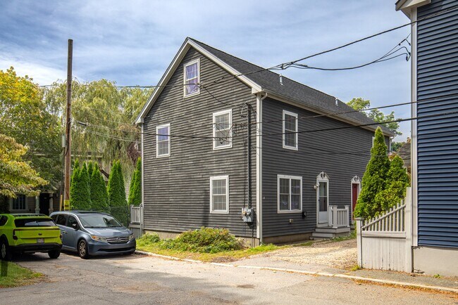 Building Photo - 12 Woodbury Ct