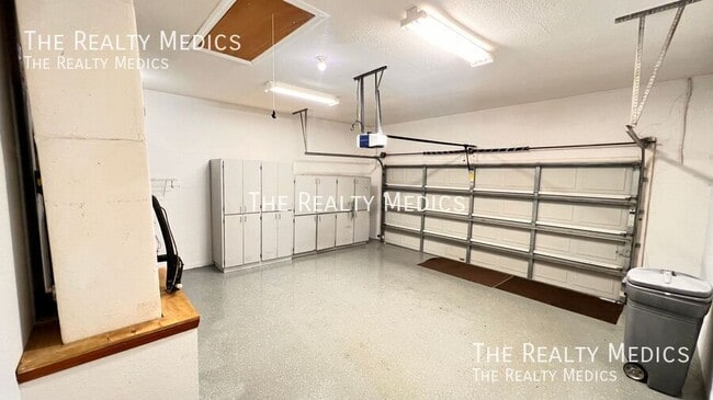 Building Photo - 2372 Sunnyview Dr