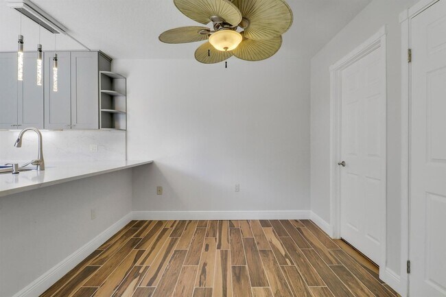 Building Photo - 2324 23rd Ct