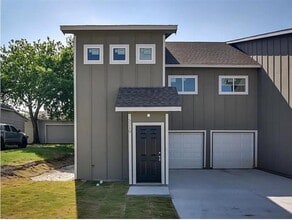 Building Photo - 3208 S Cherry Ln