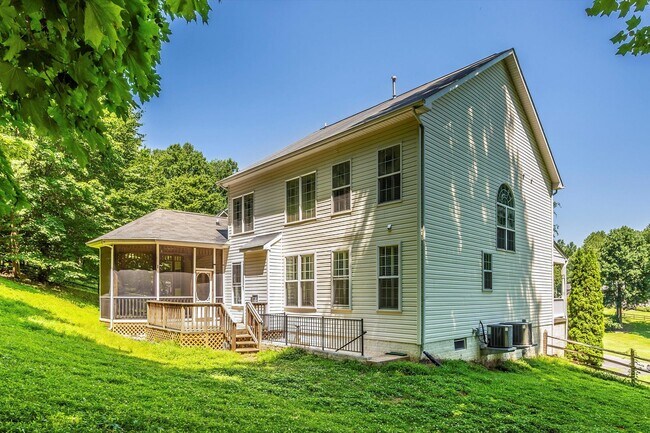 Building Photo - *Open House* 6/20 12-1 PM *