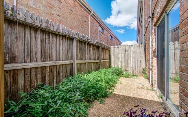 Building Photo - 6410 Del Monte Dr