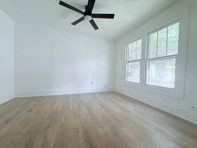 Building Photo - 3 Bedroom 1.5 Bathroom House in