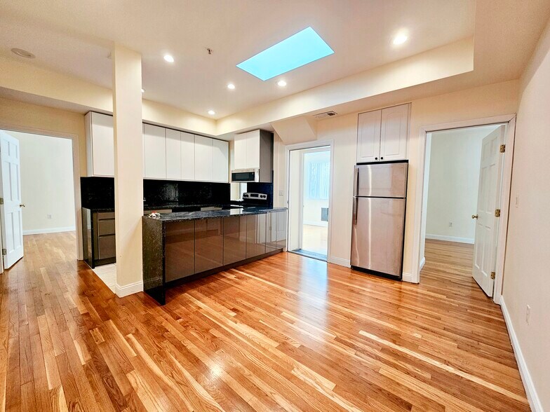 Building Photo - 1803 Beacon St