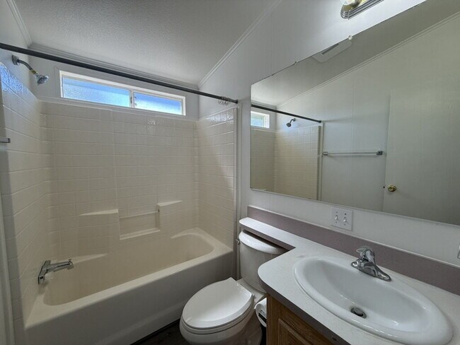 Building Photo - 3 bed 2 bath home with a large yard. BHCRE...