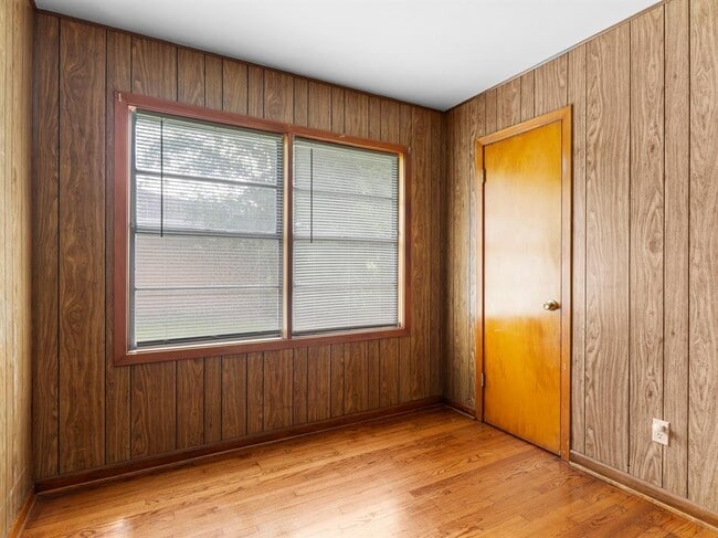 Building Photo - 2112 Hillcrest Dr