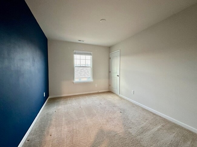 Building Photo - Unfurnished three bedroom 2.5 bathroom Tow...
