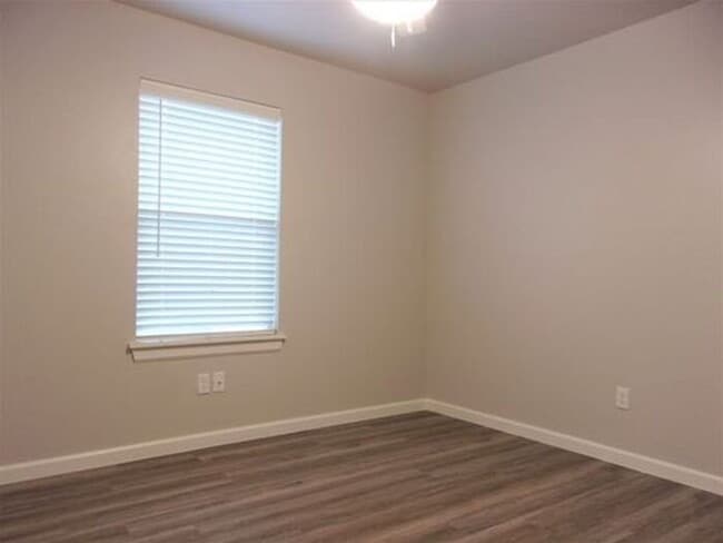 Building Photo - 3 Bed 2 Bath 2 Car Duplex in Chisholm Creek NW OKC