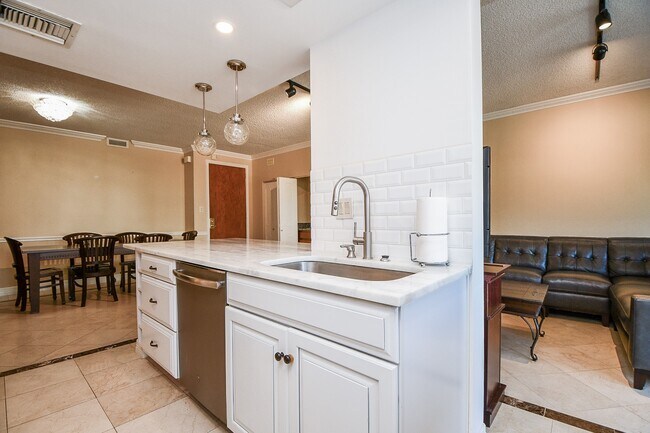 Building Photo - 5150 Hidalgo St