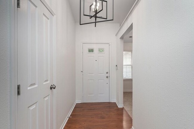 Building Photo - Updated 3 Bedroom Ranch on a Cul-De-Sac in...