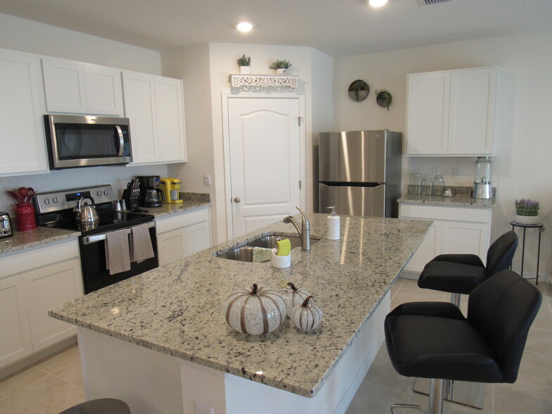 KITCHEN - 2688 Magnolia Ave