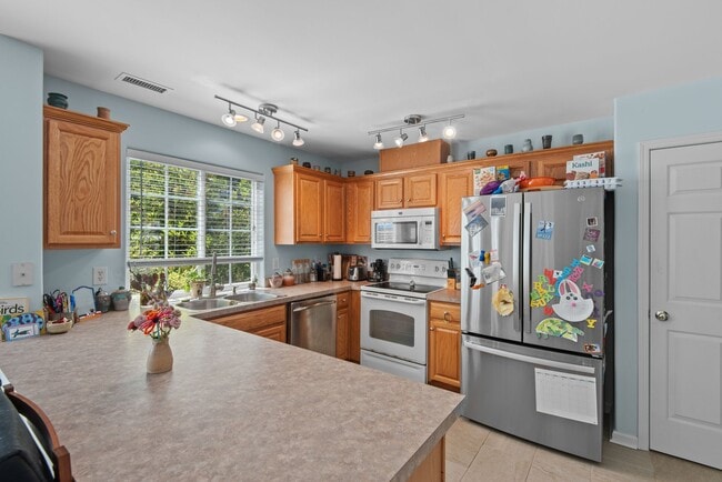 Building Photo - Spacious Single Family Home: Available July 10th