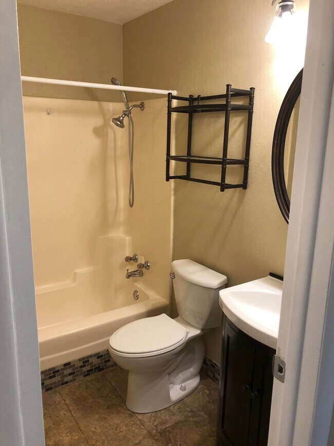 Building Photo - 1204 Lincoln Dr