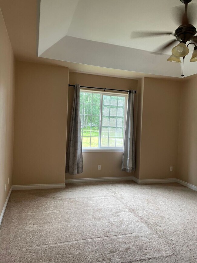 Building Photo - Beautiful 3 Bedroom Single Family Home With 2 Car Garage!