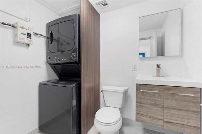 Building Photo - 570 SW 45th Ave