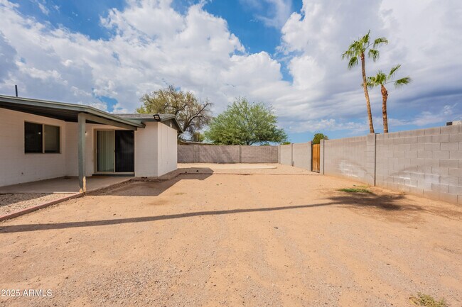 Building Photo - 3422 E Altadena Ave