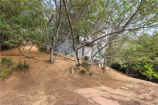 Building Photo - 3339 N Knoll Dr