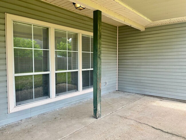 Building Photo - 303 Briarhaven Dr