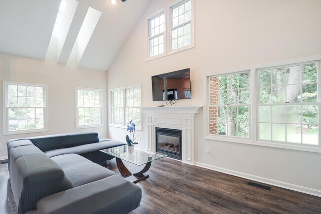 Building Photo - 6351 Lakewood Dr