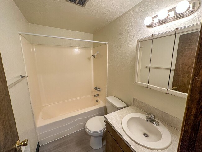 Building Photo - EVERGREEN1574-1594