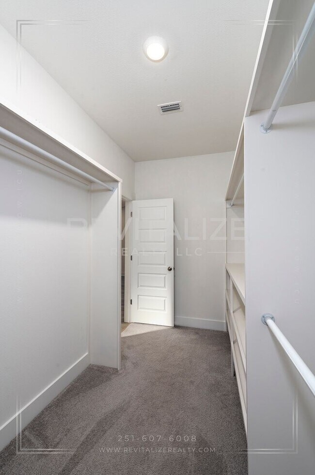 Building Photo - Charming Gold Fortified Home in Live Oak E...