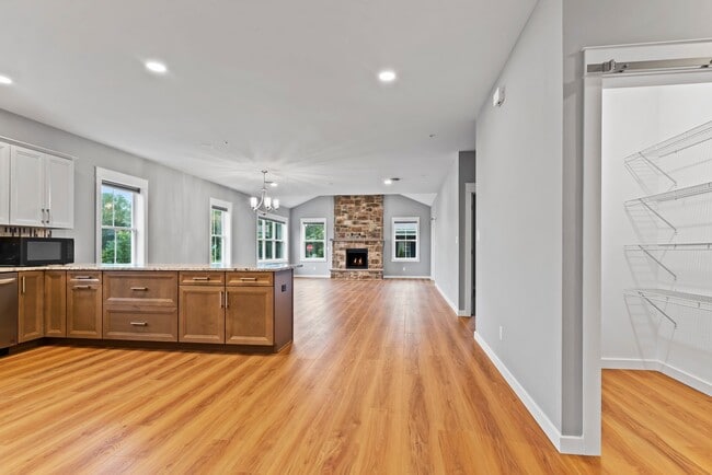 Building Photo - Luxury 3 Bed, 2.5 Bath - Townhome - AVAILA...