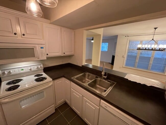 Building Photo - Parkridge Lane - ITB Condo Available for P...