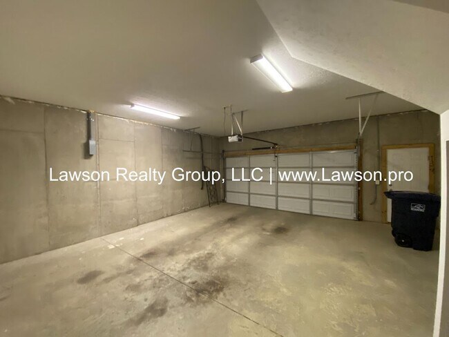 Building Photo - Colonial Green Row Home with Two Car Garage