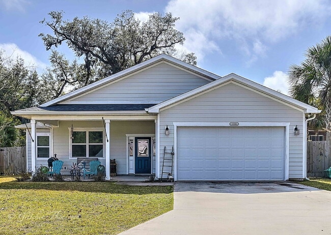 Building Photo - "Charming 3-Bedroom Oasis with 2 Baths and...