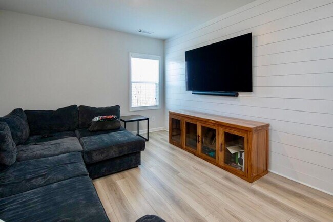 Building Photo - ONE MONTH FREE ON A 14 MONTH LEASE SPECIAL!! TOUR TODAY!