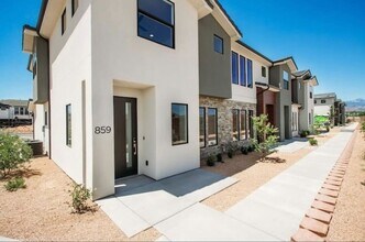 Building Photo - Gorgeous Townhome with Community Pool and Amenities