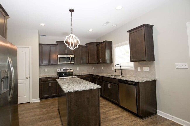 Building Photo - Spacious 3-Bed, 2.5-Bath Modern Home w/ 3-Car Garage in Highcroft – Close to Fort Bragg!