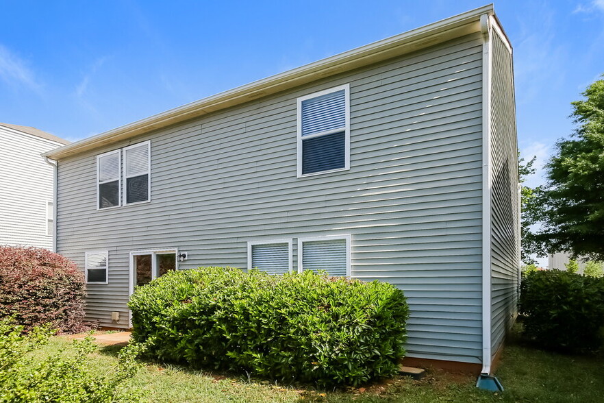 Building Photo - 8817 Oak Dr