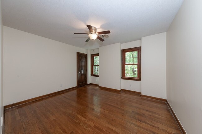 Building Photo - Spacious Colonial in Queens Lake