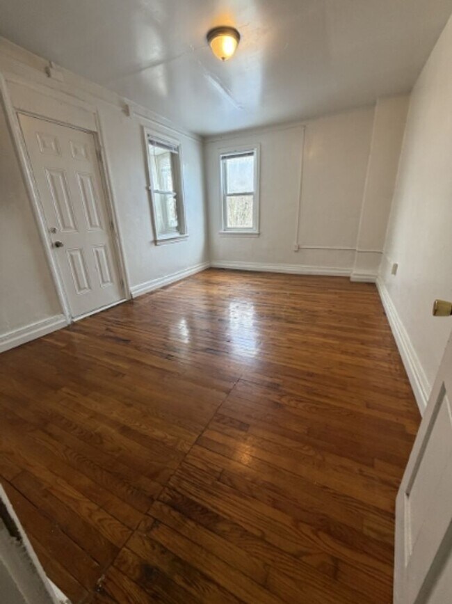 Building Photo - AVAILABLE FOR SHOWING 3!!! BR/1 BA. Promotion - $500 off first month rent!!