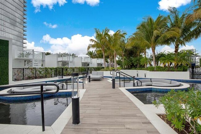 Building Photo - 851 NE 1st Ave