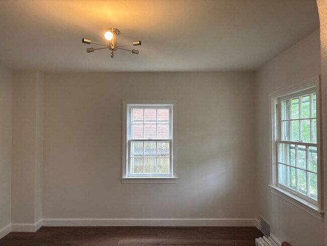 Building Photo - Cozy 3 Bedroom House, Yard-East End of Yor...