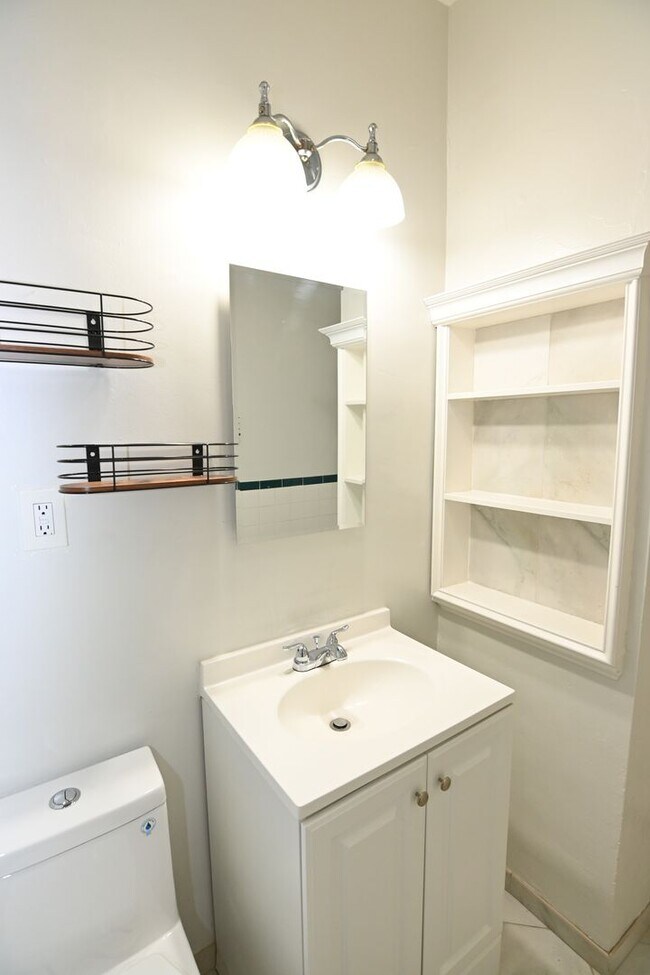 Building Photo - 1935 Jackson St