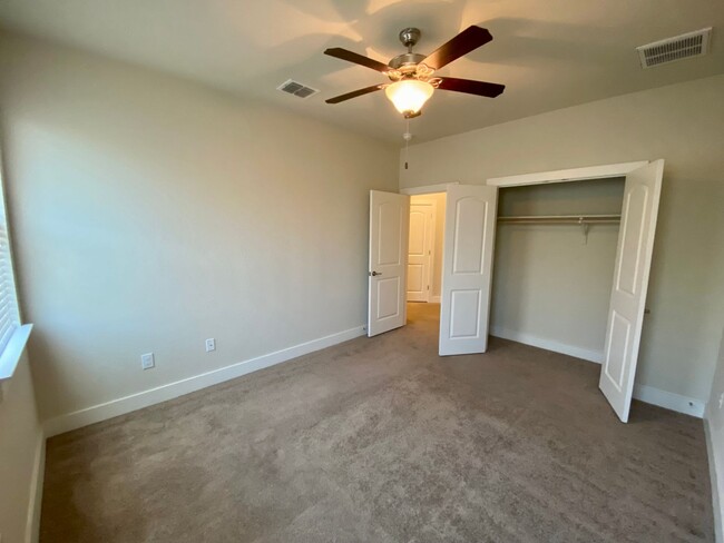 Building Photo - 3 Bed 2 Bath Townhome ~ Conveniently locat...