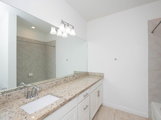 Building Photo - Newer-construction townhome in the highly desirable Lorraine Lakes