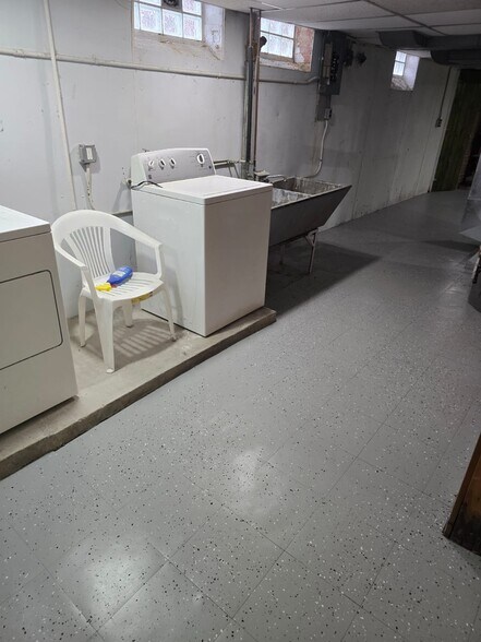 Building Photo - 375 E 214th St