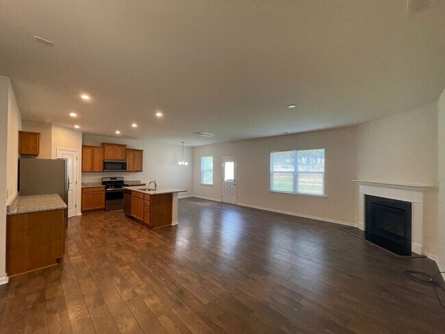 Building Photo - 4BR/3BA Home with Bedroom and Full Bath Do...